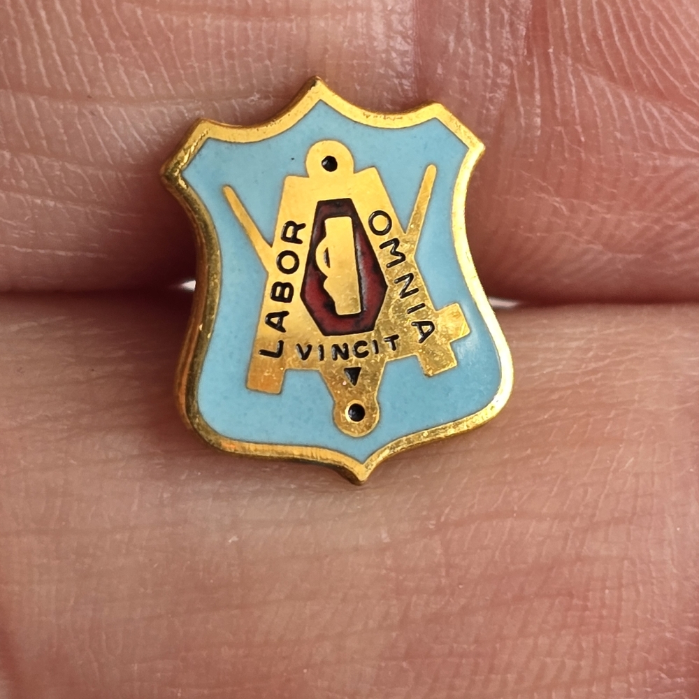 Vintage pin Labor Omnia Vincit Union Carpenters & Joiners brooch lapel - Picture 2 of 11